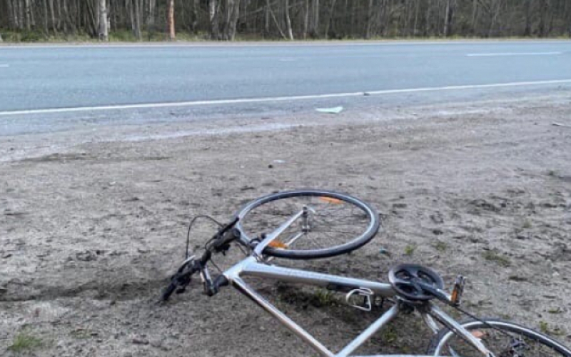 Велосипедист попал под колеса. Дорога в Карелию фото. Карелия рассвет Сосново велосипедист.