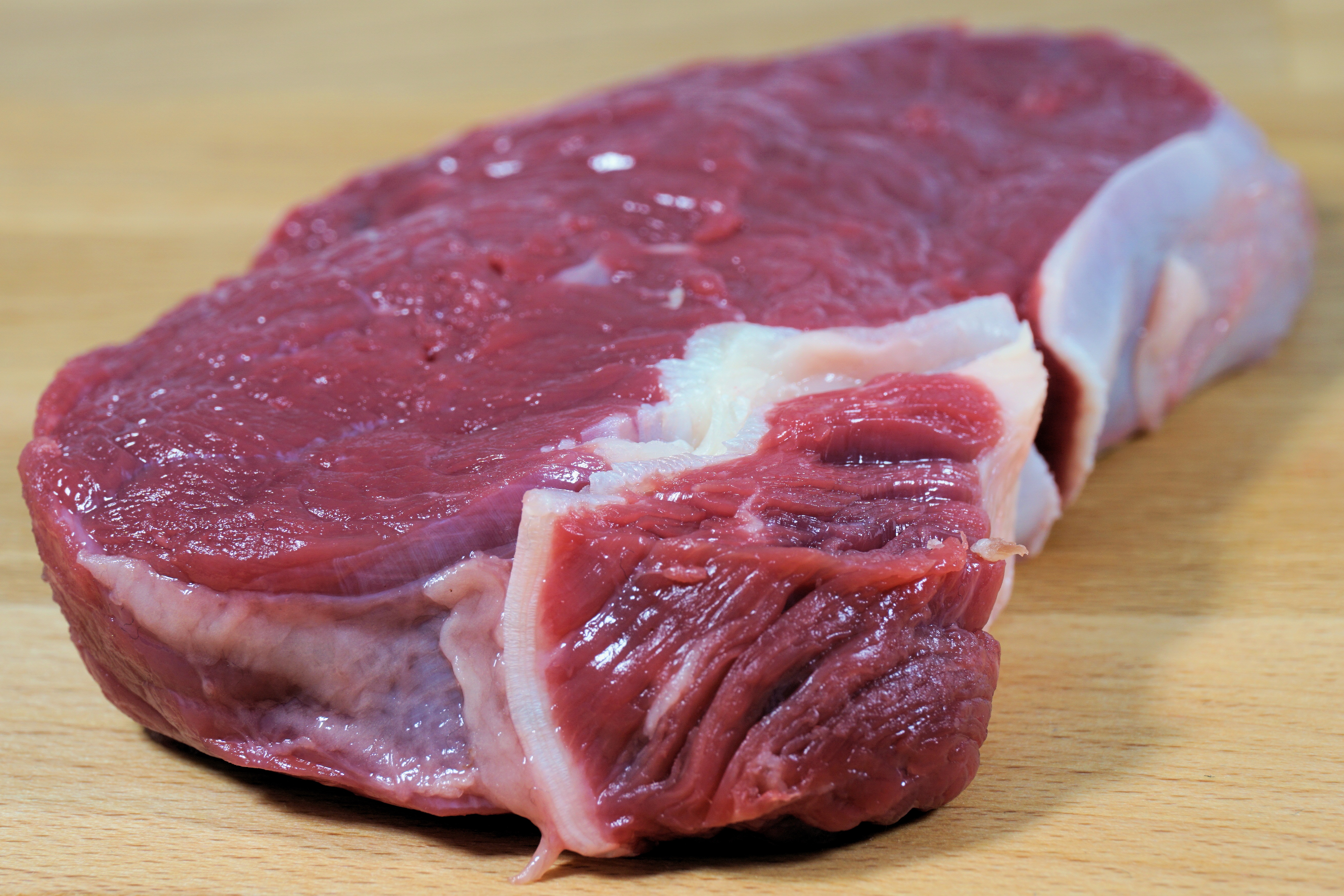 Плотное мясо. Мясо говядина. Кусок мяса. Кусок сырого мяса. Кусок красного мяса.