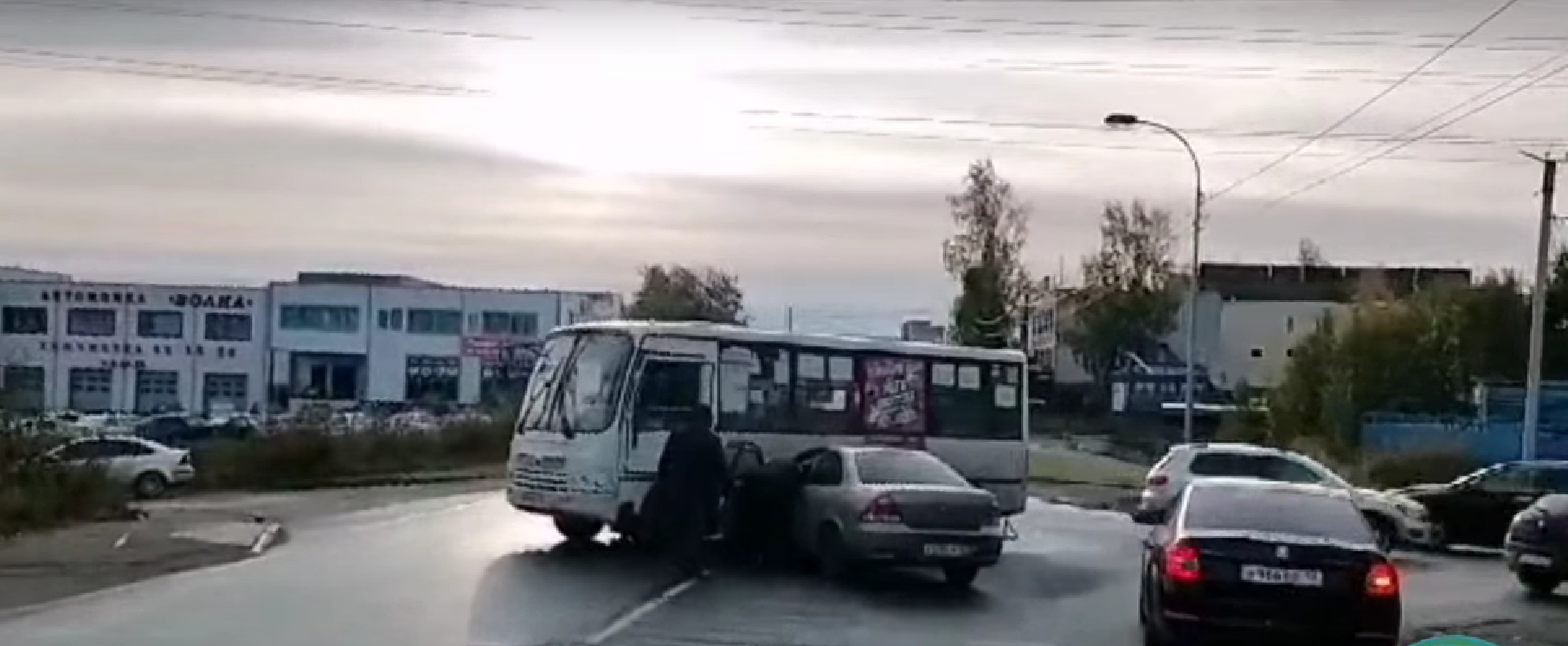 В Петрозаводске автомобиль врезался в автобус с пассажирами | Фактор -  новости Карелии