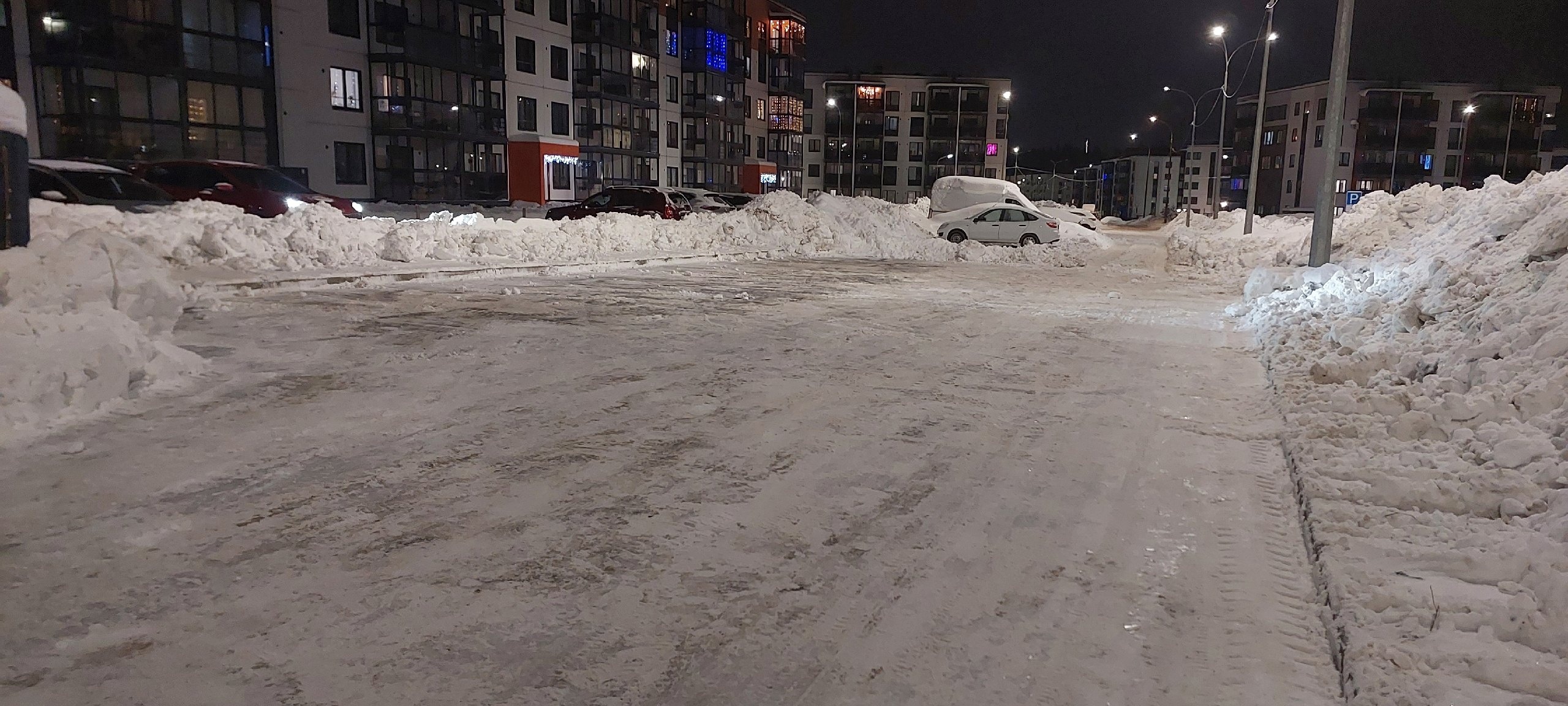 Жители многоквартирного дома в Петрозаводске очистили парковку, оплатив  работу трактора | Фактор - новости Карелии