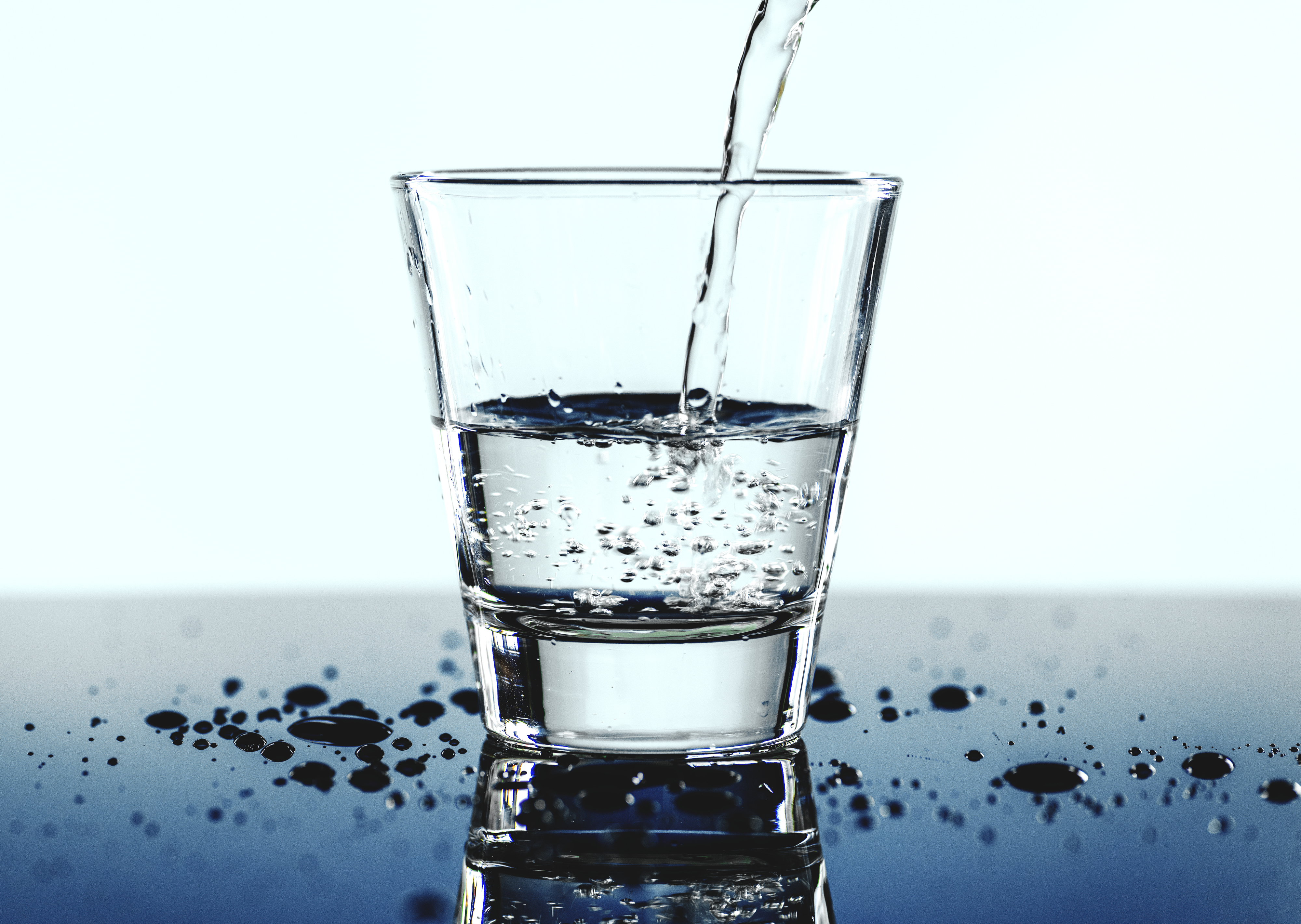 Стакан питьевой воды. Стакан воды. Питьевая вода. Стакан чистой воды. Вода питьевая в стакане.