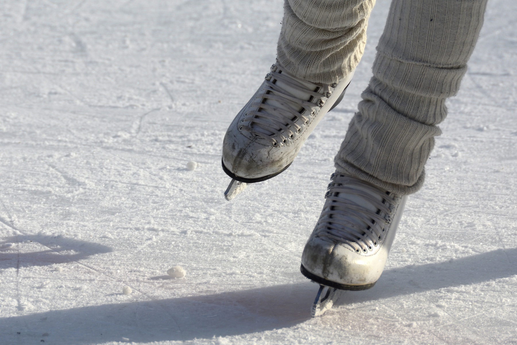 Лед коньки каток. Коньки на льду. Катание на коньках. Коньки фигурные на льду.
