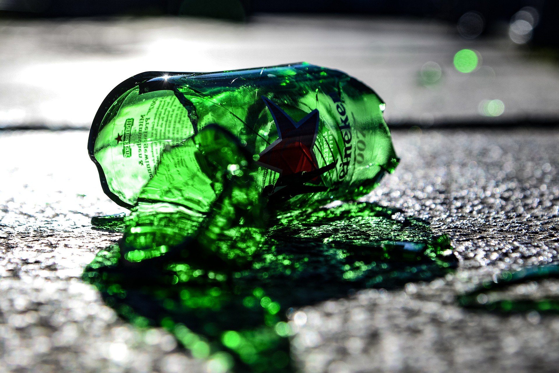 Зеленые стекла слова. Зеленое стекло. Ращбитое зелёное стекло. Разбитое стекло на зеленом фоне. Разбитые зеленые бутылки.
