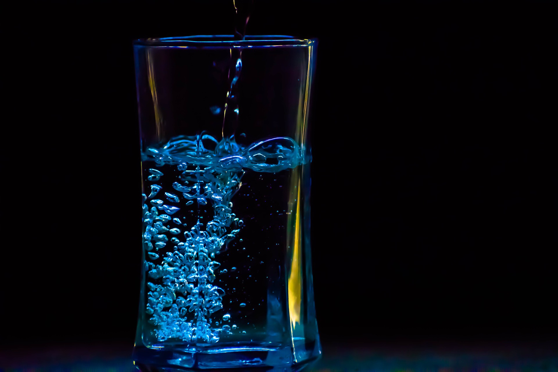 Бокал пузырьками. Стакан воды. Пузырьки в стакане. Вода с пузырьками в стакане. Минеральная вода в стакане.