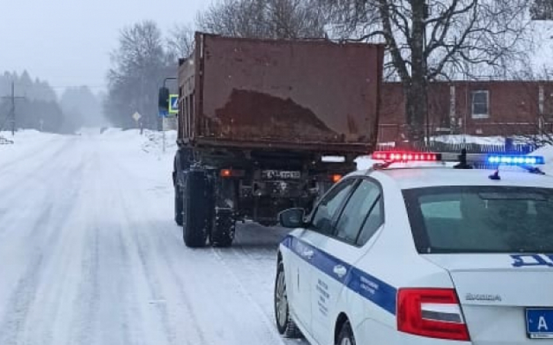 Водитель самосвала карелия. Инспектора ГИБДД на аварии. Дороги на севере Карелии. Водитель самосвала.